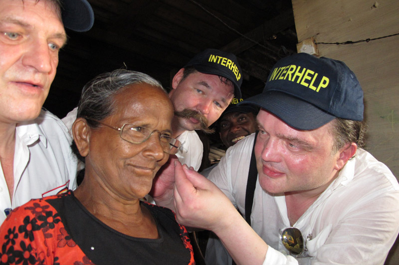 Hilfe für Menschen in Not auf Sri Lanka: Alexander Fürst zu Schaumburg-Lippe, Ulrich Behmann und Reinhold Klostermann in den Slums von Mount Lavinia.