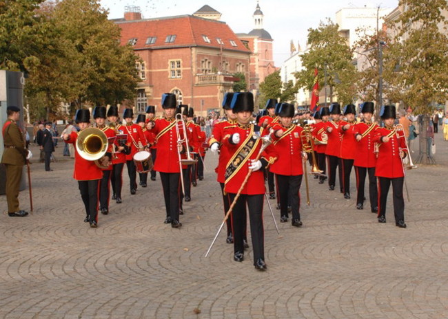 Filmmusik in der City: Band Ihrer Majestät spielt zugunsten von Interhelp