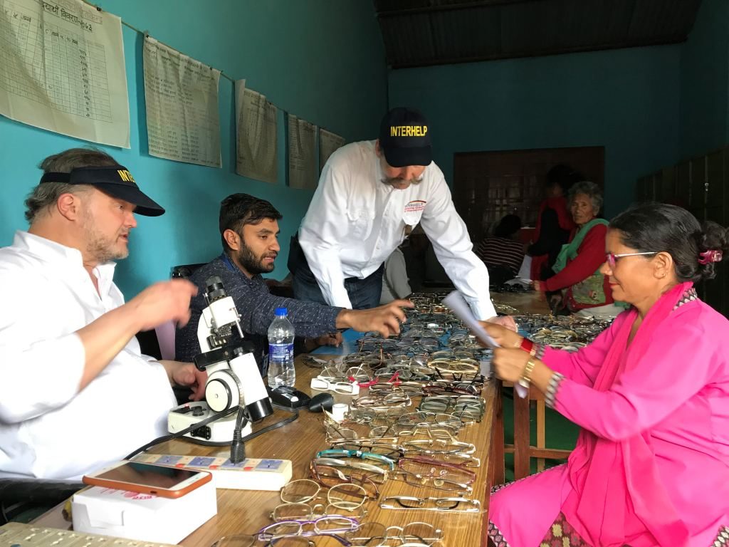 Ehrenamtlich im Hilfseinsatz - die Interhelper Alexander zu Schaumburg-Lippe und Ulrich Behmann vermessen und verteilen gemeinsam mit Optikern aus Nepal Hunderte von gebrauchten Brillen aus Hameln und Bückeburg. Foto: Prakash Kuinkel/Interhelp