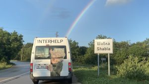 Ein Regenbogen als Zeichen der Hoffnung – das Spezialfahrzeug aus Hameln trifft in der Stadt Shabla ein. Foto: Interhelp