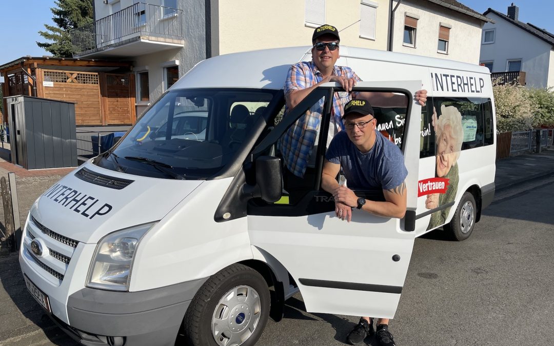 Brachten diesen Behindertentransport-Wagen nach Bulgarien – die Interhelper Thomas Breitkopf und Michael Wömpener (re.). Foto: Interhelp